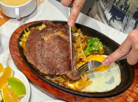 連鎖牛排店POS系統：排隊、桌位與套餐點餐整合
