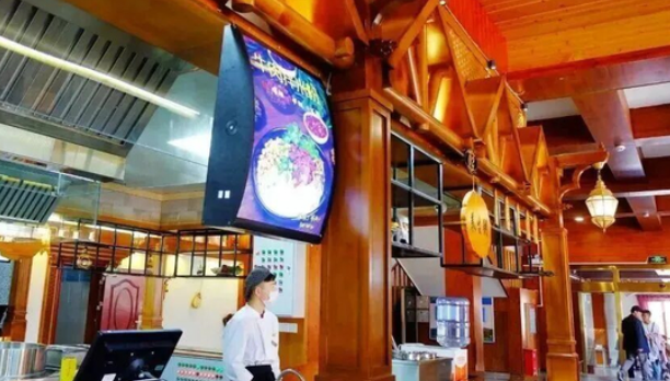 美食廣場多櫃位營業額彙總：櫃位結帳時間不一致的營業日歸屬